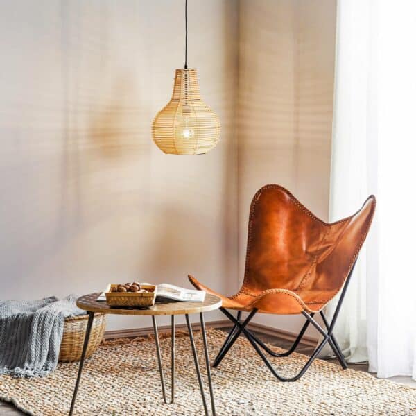 mit Rattan-Schirm